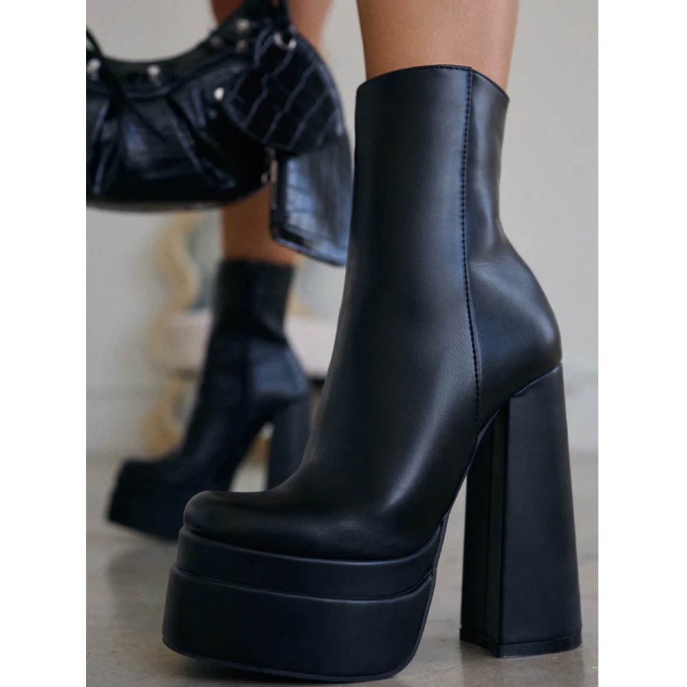 Miss Lola boots, size 7.5, black